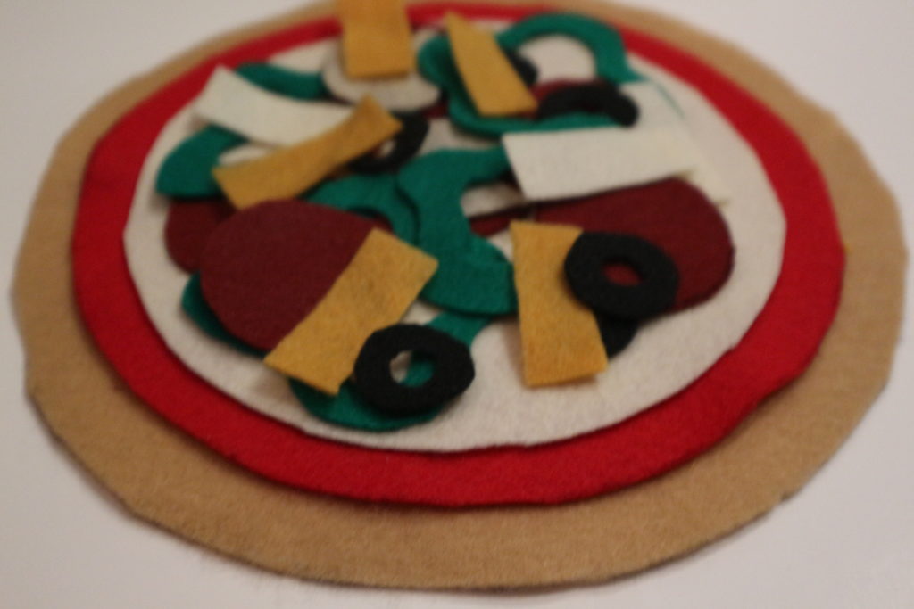 Make a pizza out of felt! Kids love to play with food. Make a pizza together! mybrightideasblog.com