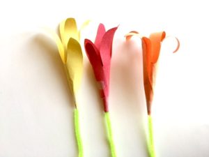 How to make an easy spring flower craft. Paper bouquet of flowers using your handprint. mybrightideasblog.com