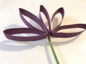 Fun and Easy Spring Flower Craft. Make Daisies out of Toilet Paper Rolls! mybrightideasblog.com