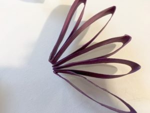Want to Make an Easy Craft Using Toilet Paper Rolls? Daisy Flowers! mybrightideasblog.com