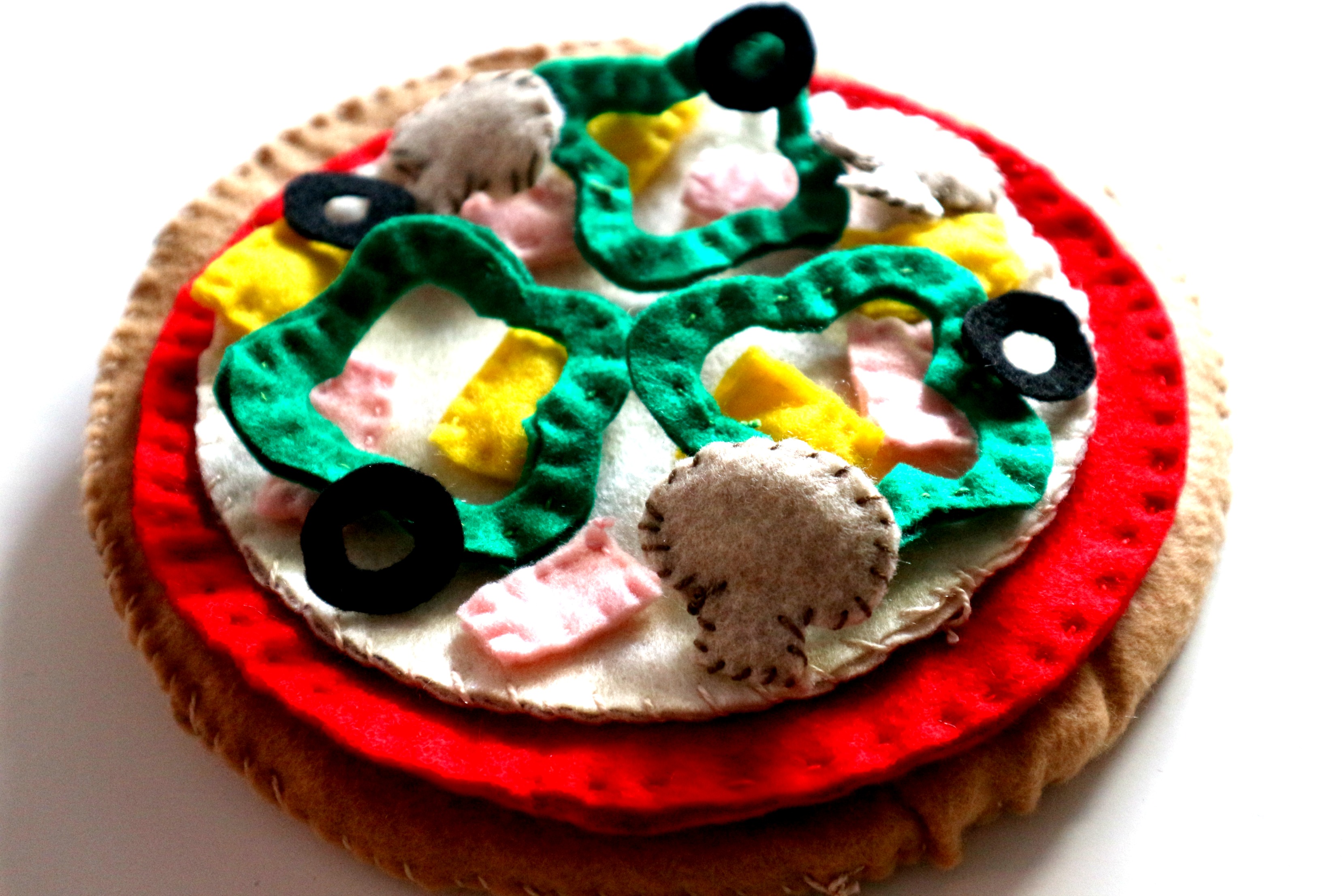 How to make a felt pizza toy for kids! Easy fun sewing project! mybrightideasblog.com