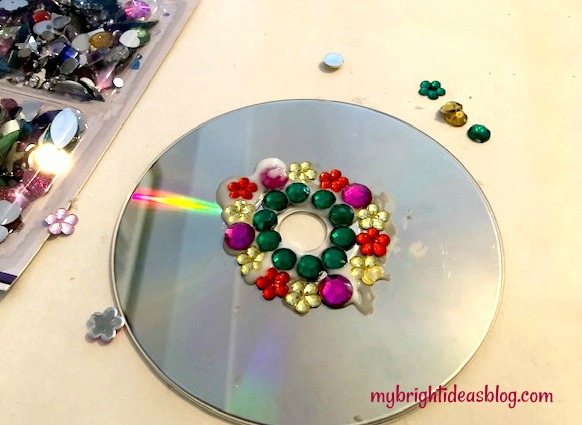 Reuse and Upcycle old CD's and turn them into window ornaments and suncatchers. mybrightideasblog.com